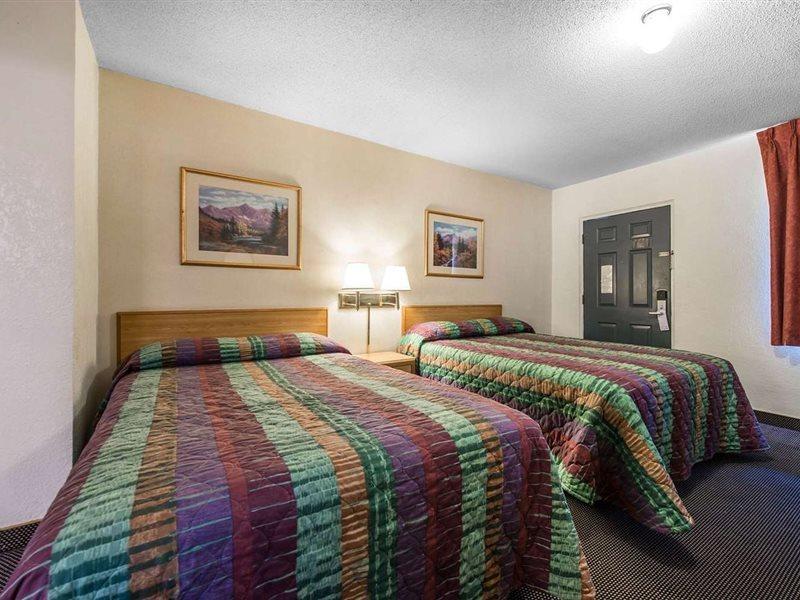 Rodeway Inn & Suites Колорадо-Спрингс Экстерьер фото