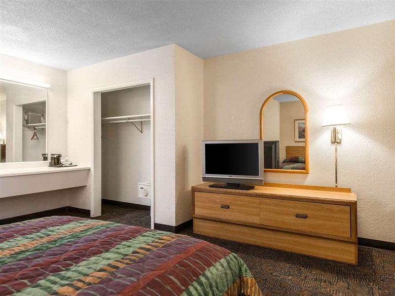 Rodeway Inn & Suites Колорадо-Спрингс Экстерьер фото
