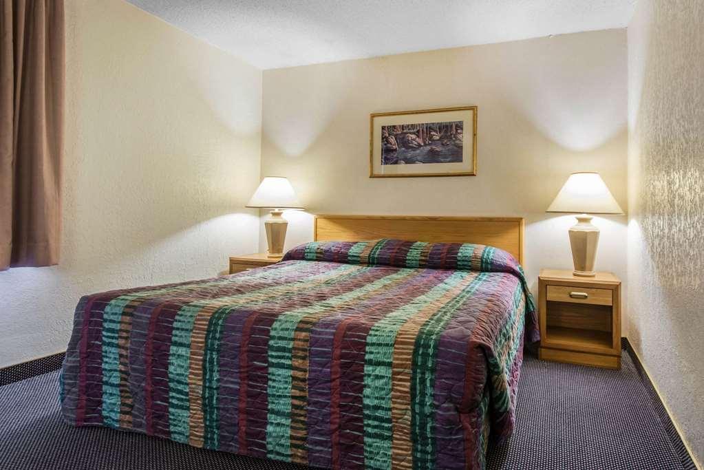 Rodeway Inn & Suites Колорадо-Спрингс Экстерьер фото