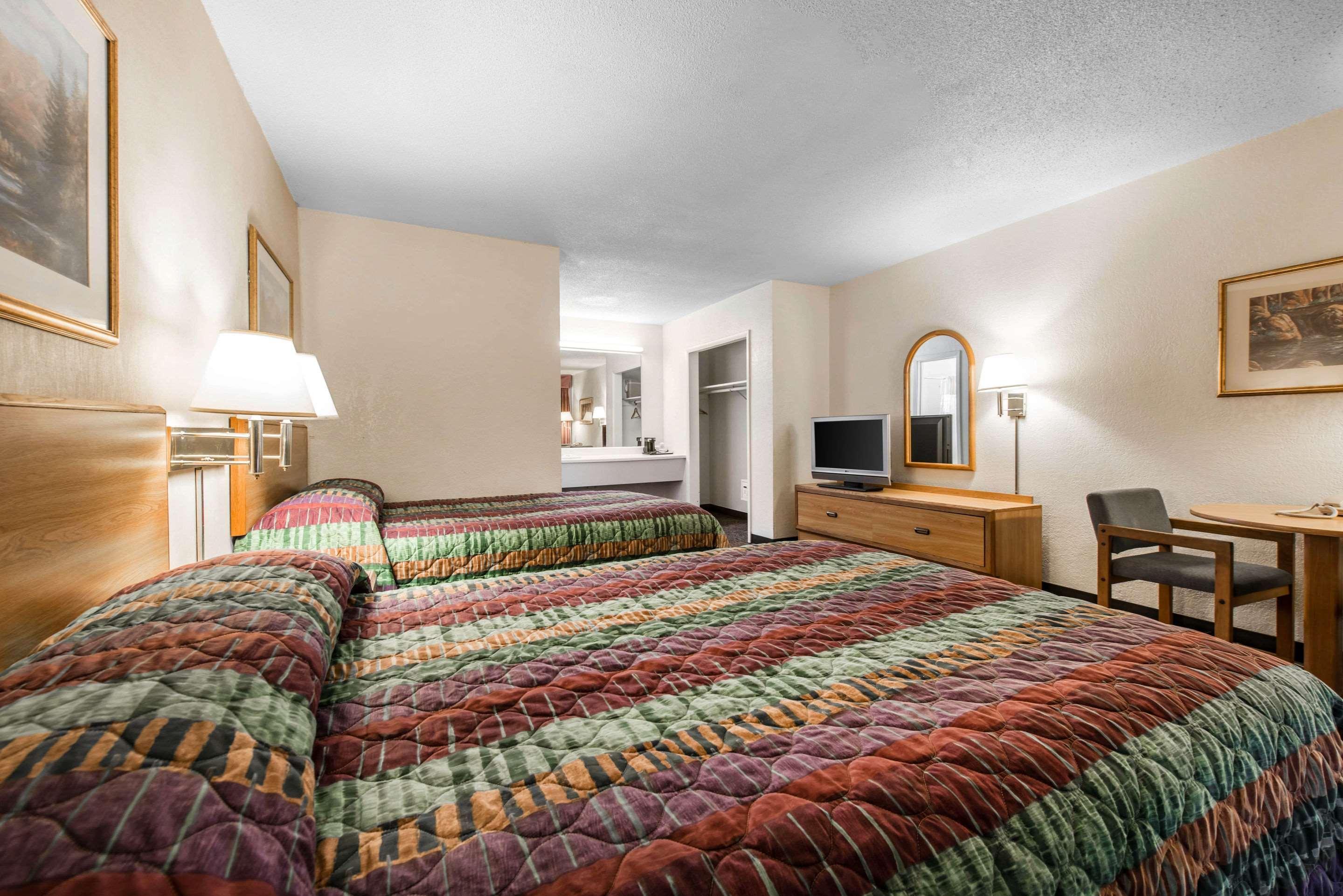 Rodeway Inn & Suites Колорадо-Спрингс Экстерьер фото