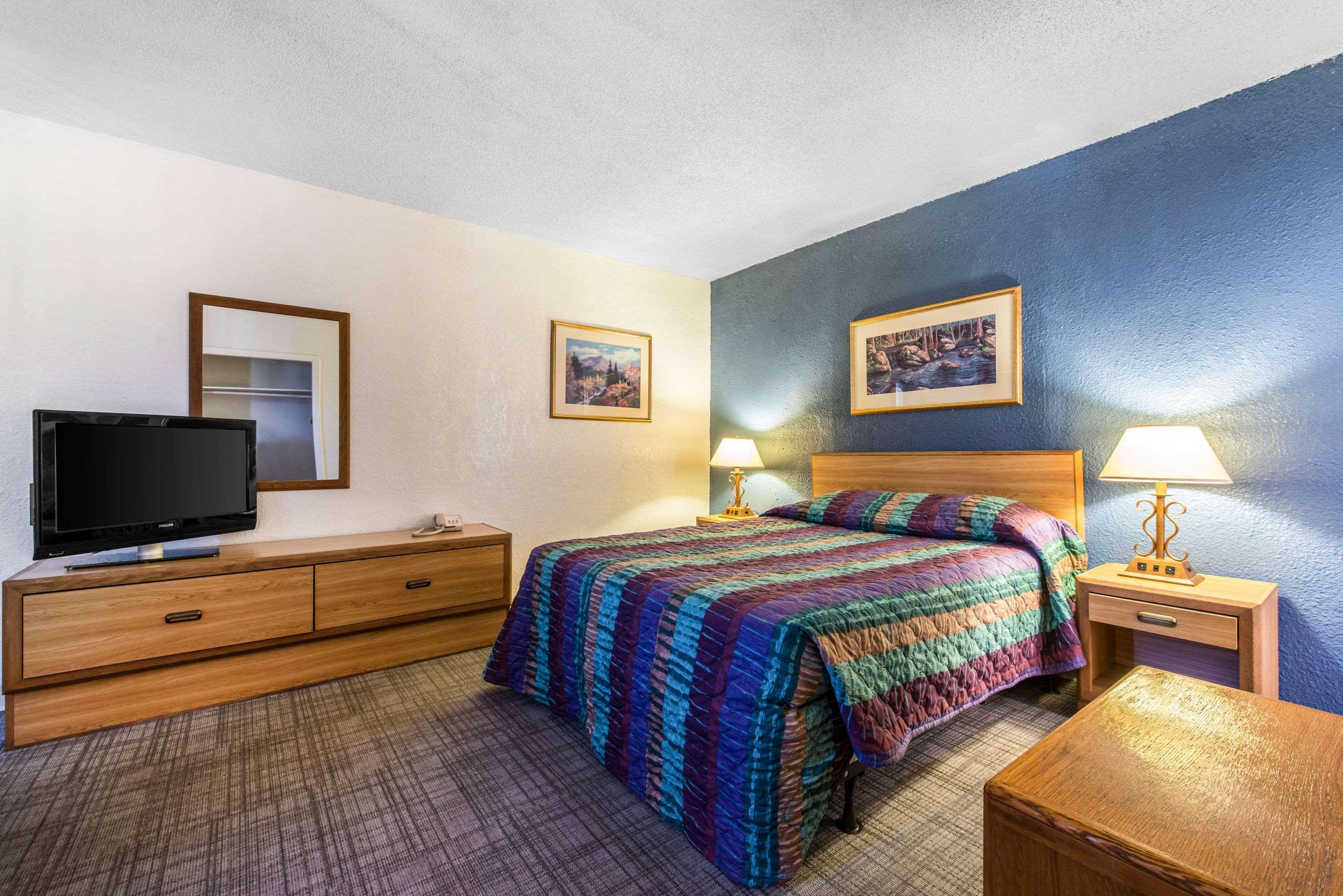 Rodeway Inn & Suites Колорадо-Спрингс Экстерьер фото