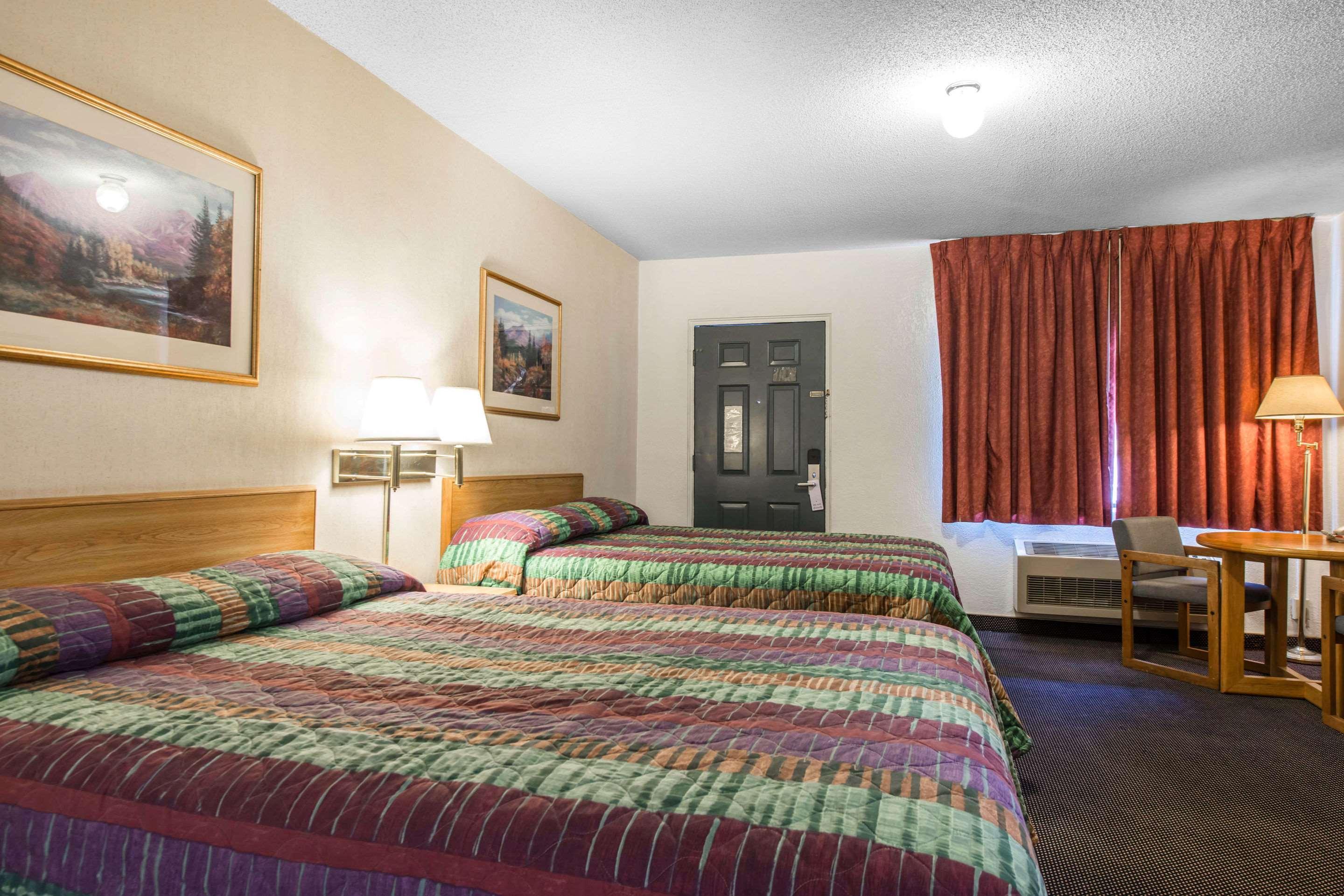 Rodeway Inn & Suites Колорадо-Спрингс Экстерьер фото