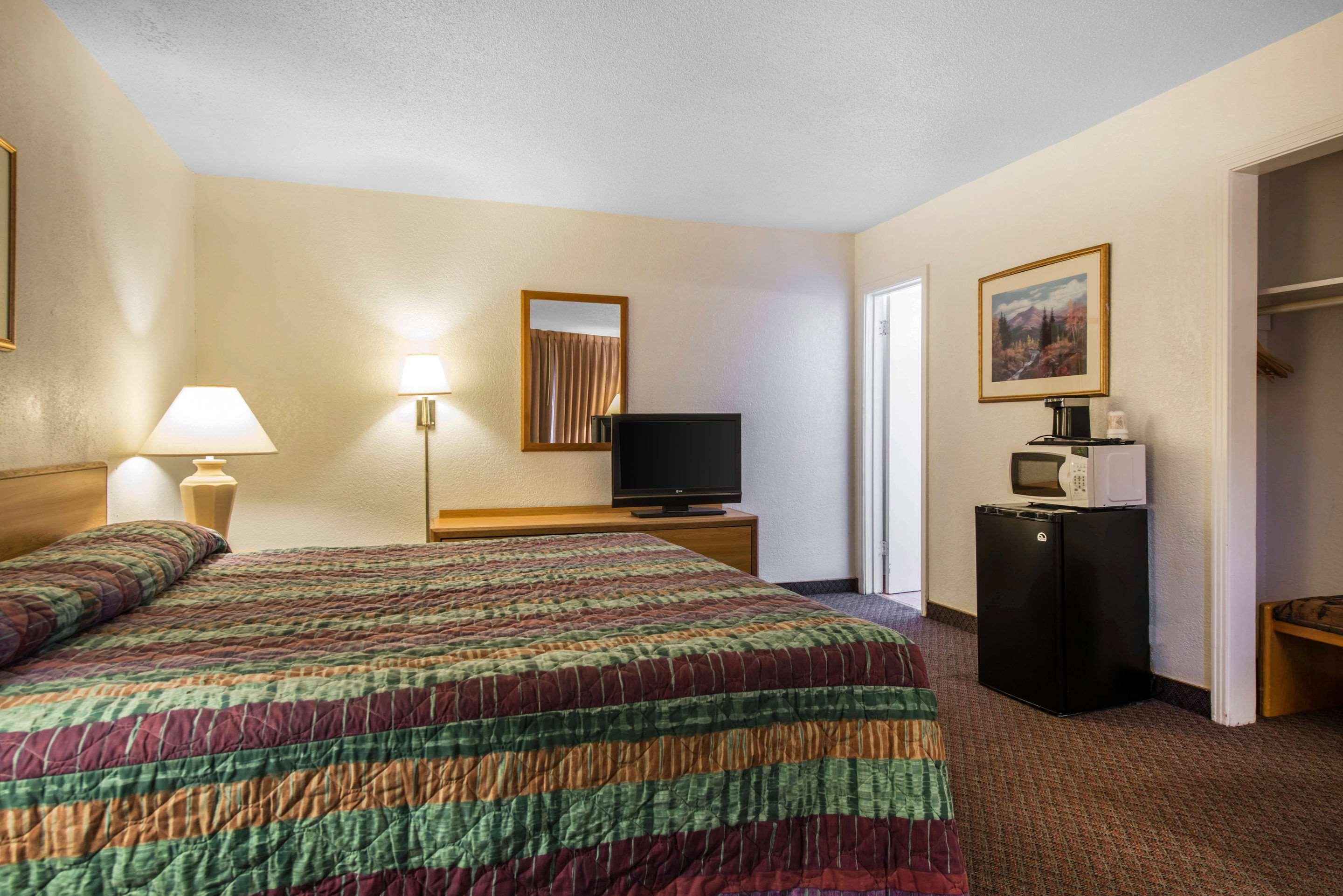 Rodeway Inn & Suites Колорадо-Спрингс Экстерьер фото