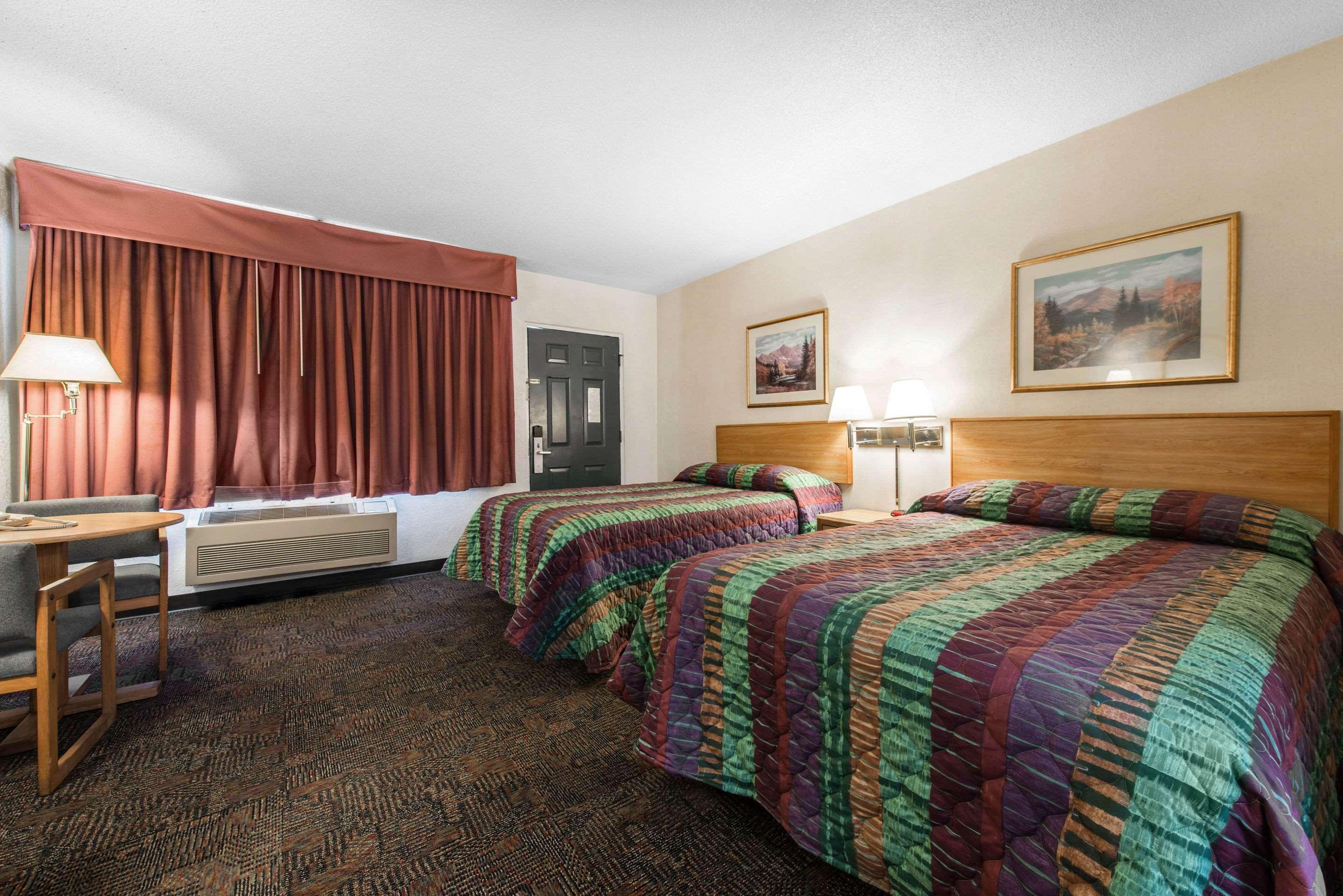 Rodeway Inn & Suites Колорадо-Спрингс Экстерьер фото